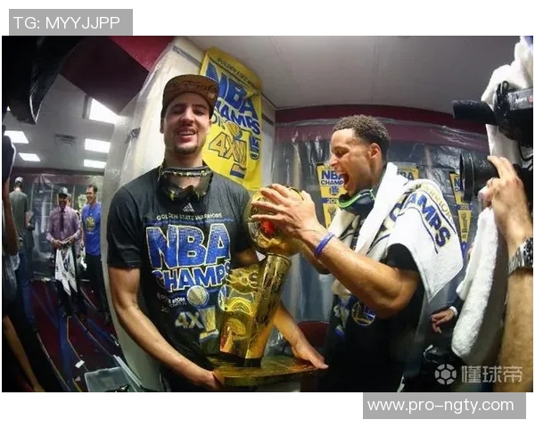 库里父子现场观战独行侠比赛克莱却在场外引发热议